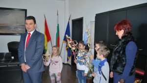 Сурвакари посетиха общинската администрация в Генерал Тошево
