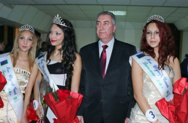 Кметът на Видин короняса най-красивата в конкурса „Мис Василица”