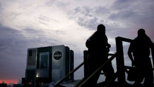 НАСА дава до 14 млрд долара на частни превозвачи към