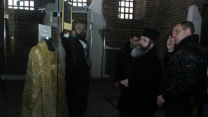 Излагат за поклонение църковните дрехи на Апостола СНИМКИ