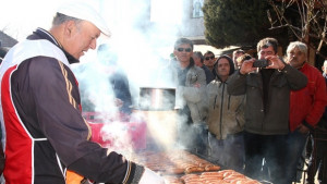 Димитър от Кошарица прави найвкусната наденица