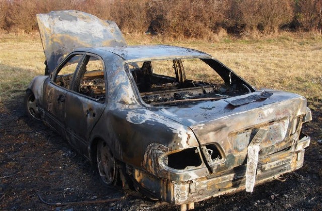 Автомобил изгоря във Варна (СНИМКИ)