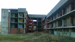 Мега сграда замислена за детски дом се руши и крие