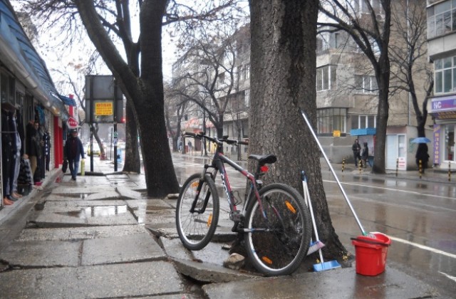 От улица в центъра заплашиха с протест заради опасен тротоар