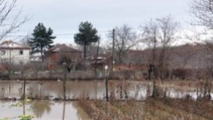 Наводнени къщи в село Динево хората са евакуирани