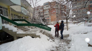 Училищата и детските градини са готови да отворят врати утре