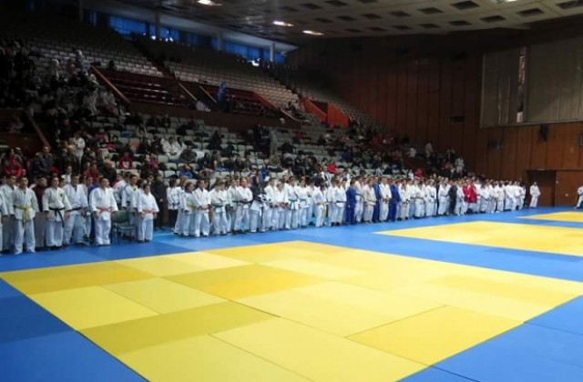 Добро представяне на отборът по джудо и самбо Велбъжд на състезание в София