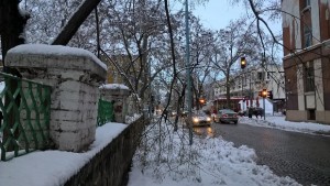 Пловдив проходим за автомобили да внимават пешеходците Лед по тротоарите