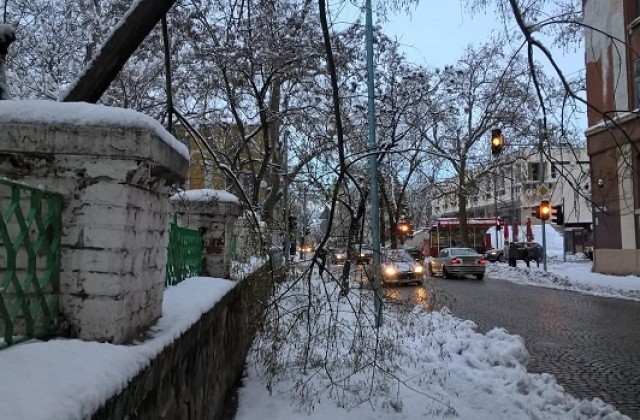 Пловдив проходим за автомобили, да внимават пешеходците! Лед по тротоарите
