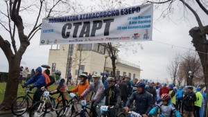Осемдесет смелчаци бягаха и караха колело в студа