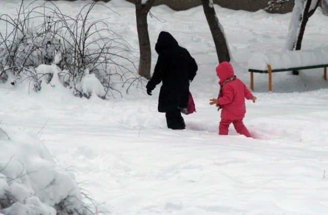 Затворени пътни участъци заради заледявания