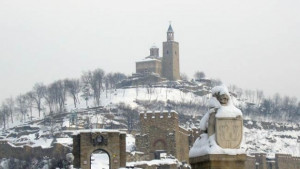 Крепостта Царевец приема туристи въпреки падналия сняг