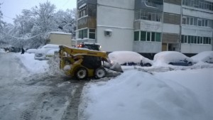 Пожарникари измъкваха линейки и коли от преспите