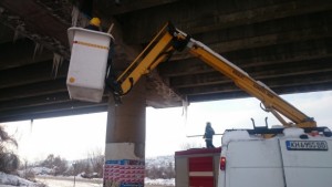 Премахнаха опасни ледени висулки от моста на изхода на Дупница