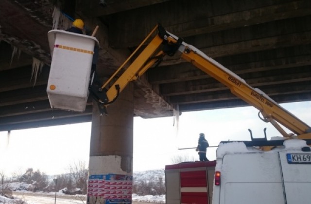 Премахнаха опасни ледени висулки от моста на изхода на Дупница