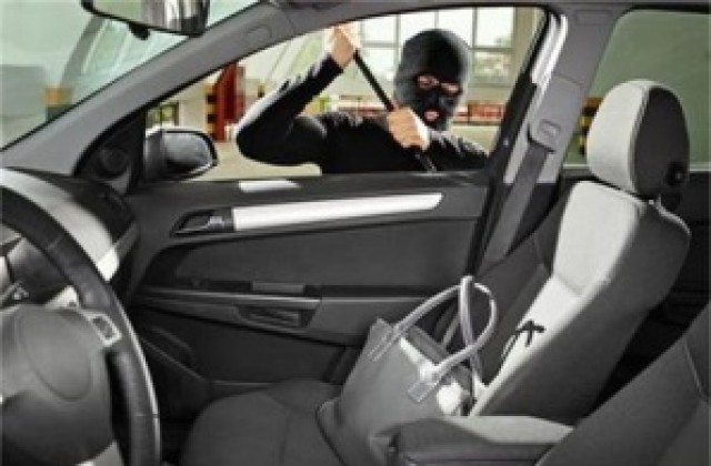 Обраха автомобил от паркинга на мола