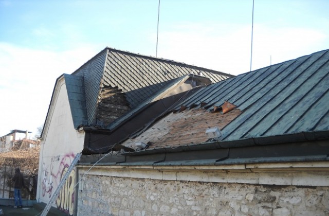 До дни монтират новия меден покрив на Кукления театър