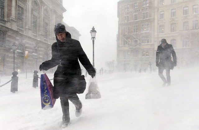 Oтменени полети заради снега в Швеция, 300 селища в Украйна са без ток