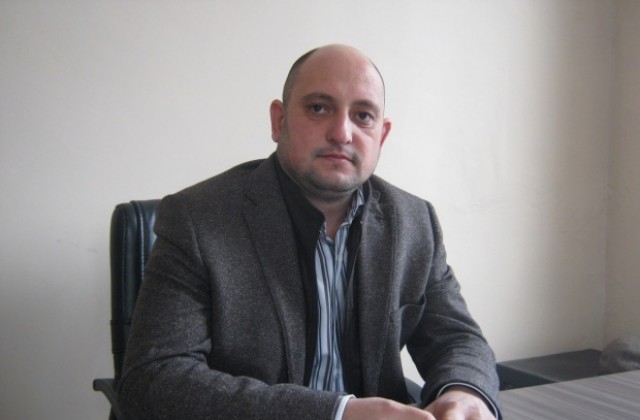 За укрепване на общинската болница и запазване на вечерната гимназия настоява  депутатът д-р Ибришимов