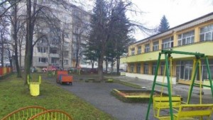 Благоустрояват двора на Детска ясла Славейче в Габрово