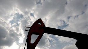 Цената на петрола удари ново дъно