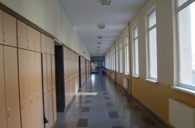 Пет училища в областта остават затворени