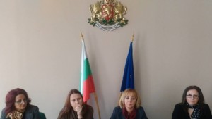 Мая Манолова иска центрове за бездомни хора и претърпели домашно