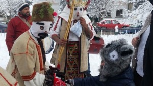 В мразовитата сряда духът на традицията сгря сърцата на млади