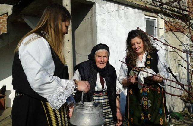 В село Зорница целуваха ръка на баба Пенка
