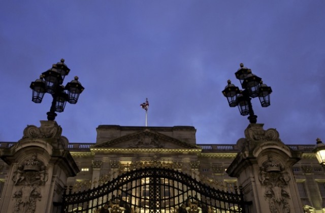 Google ни разхожда в Бъкингамския дворец и открива тайната врата