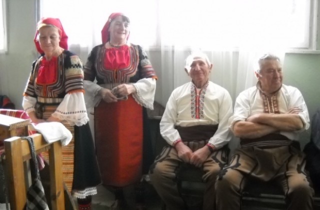 Пресъздават обичаят Бабинден в Горановци