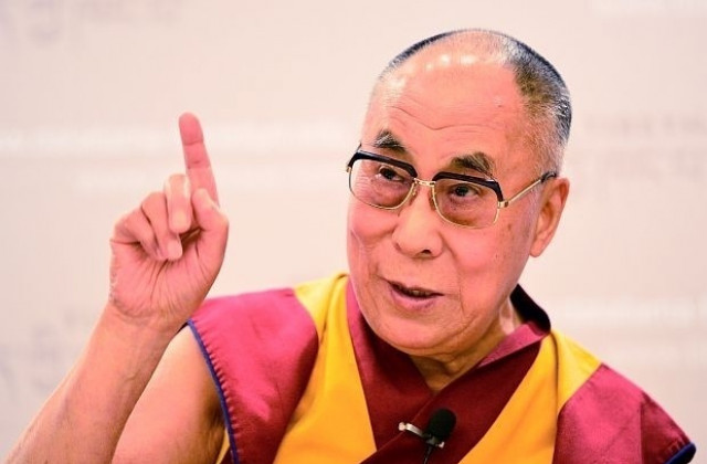 Далай лама влезе в болница в САЩ
