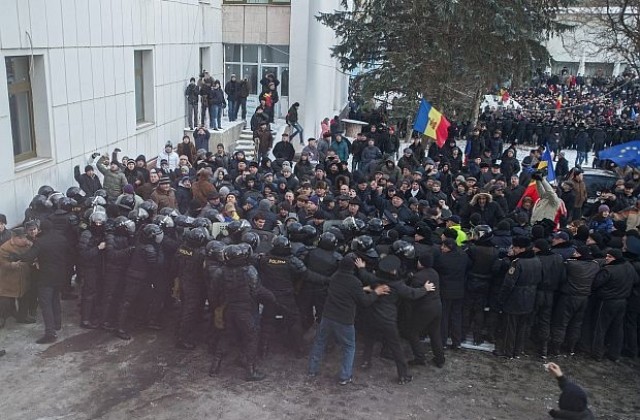След щурм на парламента в Молдова положи клетва ново правителство