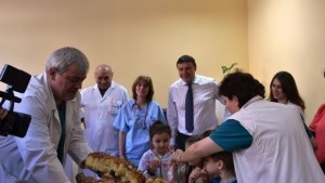 Камбитов с подарък за родилното отделение