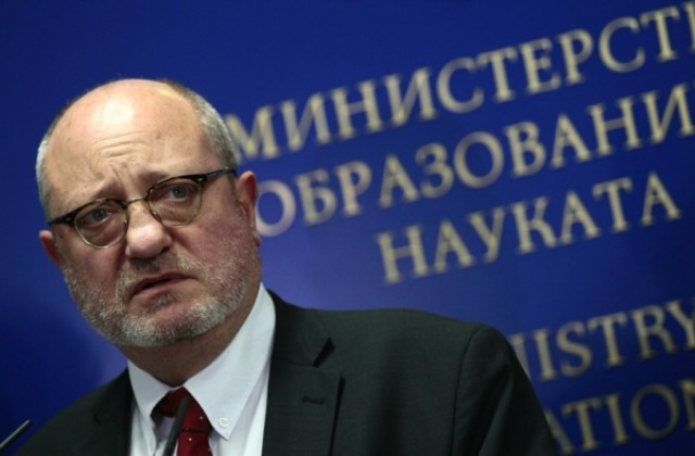 Просветният министър не иска да бави новите учебници за първи и пети клас