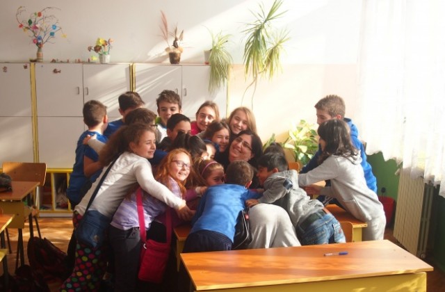 Ден на прегръдката отпразнуваха в ОУ Тома Кърджиев