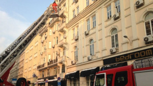 Горя сграда в центъра на София СНИМКИ