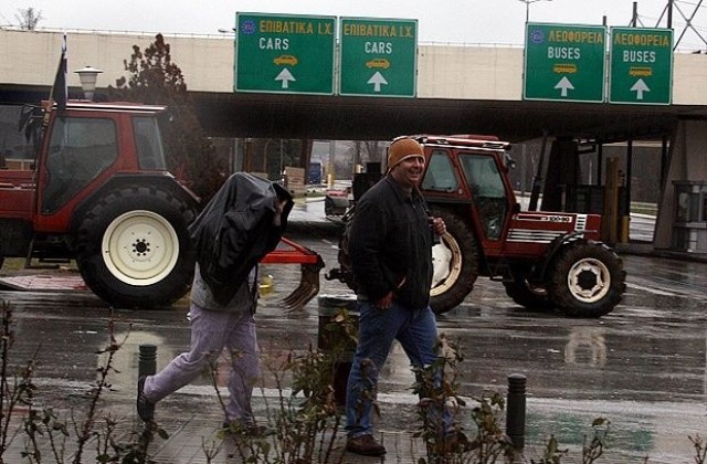 Гръцки фермери блокираха за кратко границата
