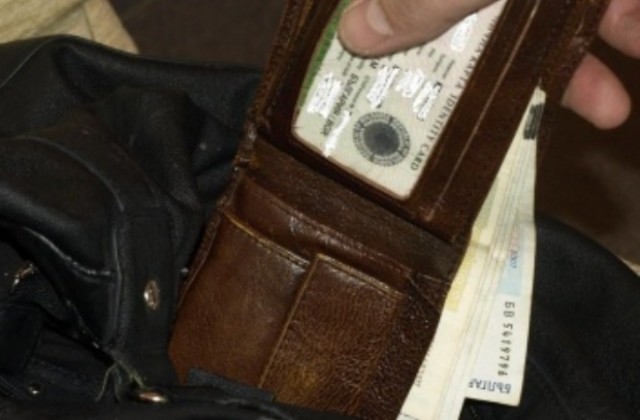 Крадла с ловки пръсти обрала баба в парка до театъра в Габрово