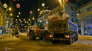 Във В Търново премахват камарите със сняг от натоварената улица