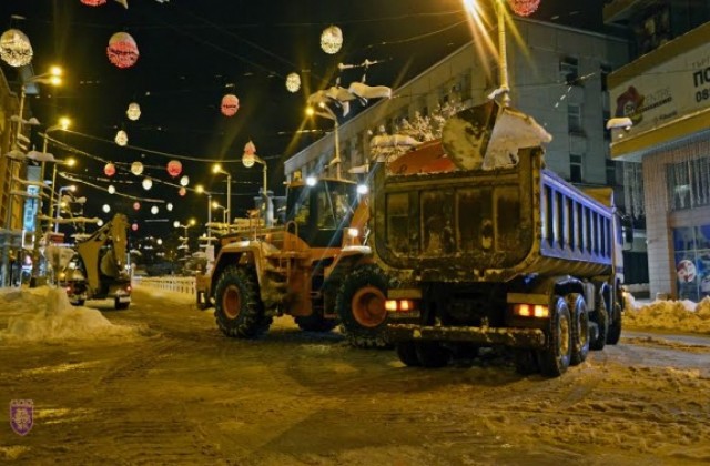Във В. Търново премахват камарите със сняг  от натоварената улица „Никола  Габровски”