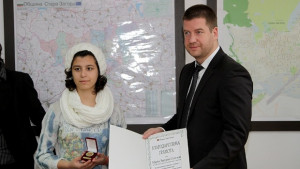 Откриват дарителска сметка за образованието на смелата Мария