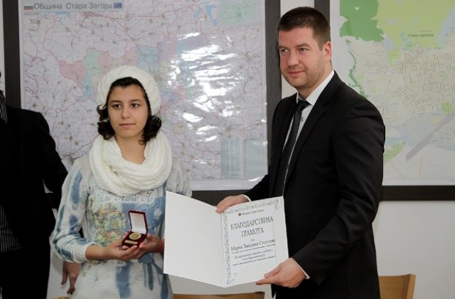 Откриват дарителска сметка за образованието на смелата Мария