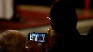 Папата Интернет и социалните мрежи са дар божи ако се