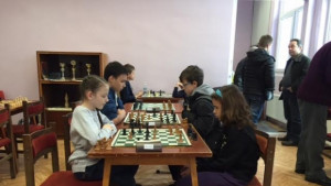 С надпревара по шахмат подновиха общинските Ученически игри във В
