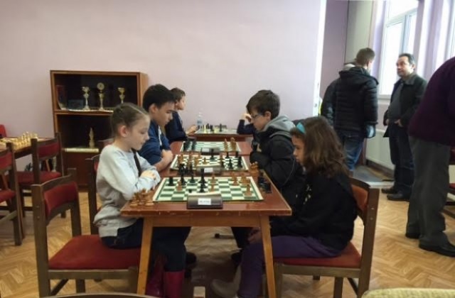 С надпревара по шахмат подновиха общинските Ученически игри във В. Търново