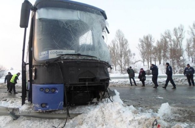 Два автобуса и микробус се удариха край Омуртаг, има пострадали