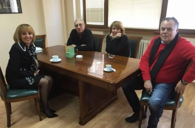 Мая Манолова обеща подкрепа за дупнишкия театър