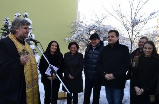 Лиляна Павлова преряза лентата на саниран блок във В. Търново