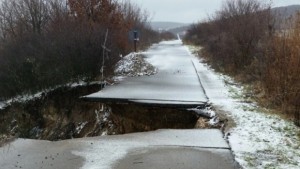 Път пропадна между селата Раздел и Маломирово